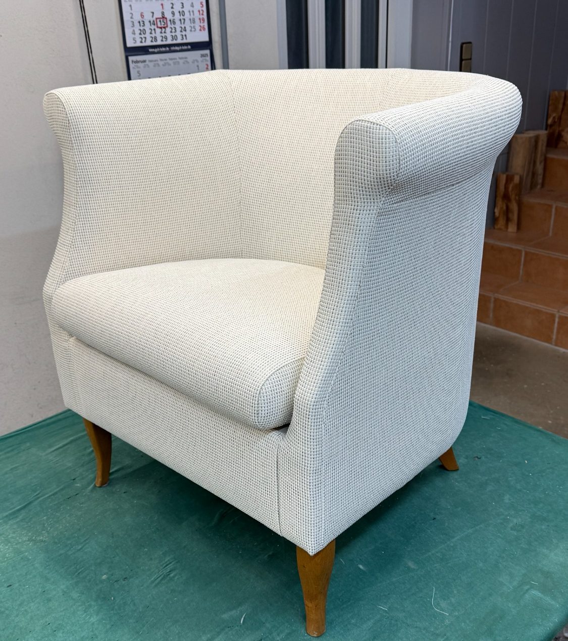 2 Cocktailsessel mit weißem Stoff neu bezogen und aufgepolstert