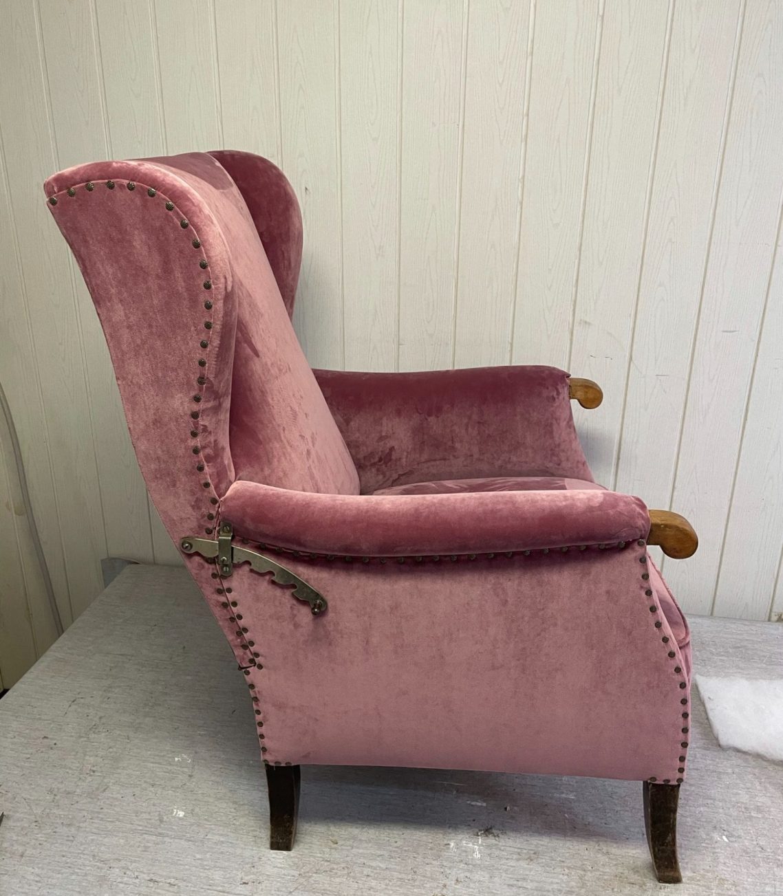 Alter Ohrensessel neu bezogen in rosa Velours