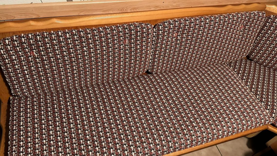 Küchenbank neu gepolstert in rot-weißem Stoff